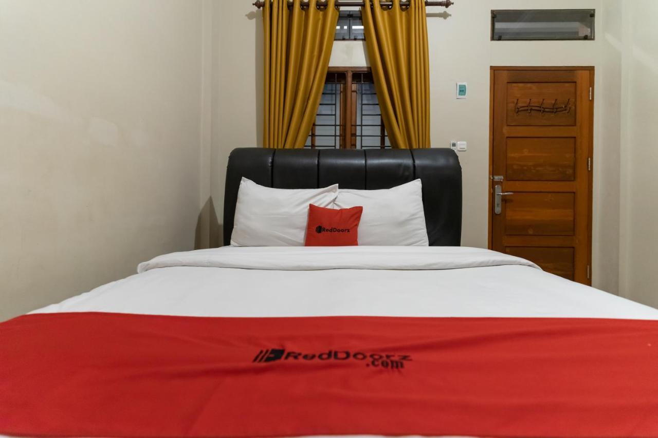 Reddoorz At Joyce Guest House Medan Exterior photo